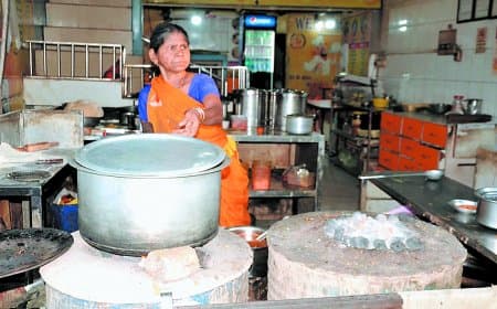 रेलवे स्टेशन मार्ग पर बढ़ता अतिक्रमण, जाम और धुएं से बेहाल नागरिक