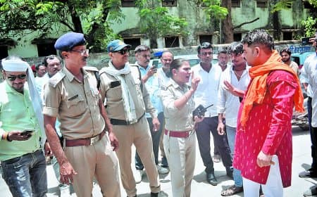 जिला अस्पताल मार्ग से अतिक्रमण हटाने की कार्रवाई, फिर लौटे अवैध ठेले