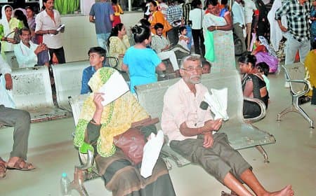 भीषण गर्मी में जिला अस्पताल बेहाल, बंद पंखों से मरीज परेशान हुए