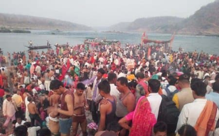 मध्यप्रदेश: सोमवती अमावस्या पर दुर्लभ संयोग... हर-हर नर्मदे की गूंज के साथ लाखों लोगों ने लगाई डुबकी