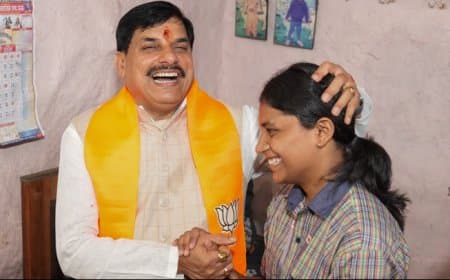 MP बोर्ड टॉपर चांदनी के घर पहुंचे CM मोहन यादव: पढ़ाई का पूरा खर्च उठाएगी सरकार, सेना में अफसर बनने का है सपना