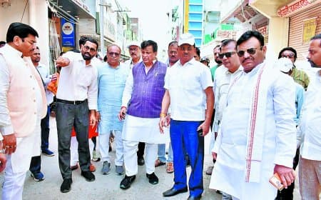 बाजार की बदहाल सड़कों पर भड़के सांसद, सीवर ठेकेदार को लगाई फटकार