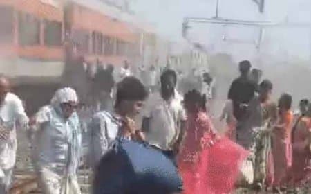  मध्यप्रदेश में हड़कंप: रतलाम में  इंदौर से जोधपुर जा रही रणथंभौर एक्सप्रेस से निकला धुआं