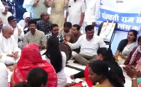 कांग्रेस का 'लोकतंत्र बचाओ सत्याग्रह': दिग्विजय ने उठाए चुनाव आयोग और राम मंदिर ट्रस्ट पर सवाल