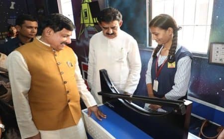 स्कूल चले हम अभियान छात्राओं से संवाद किया मुख्यमंत्री ने, पूछे भविष्य के लक्ष्य