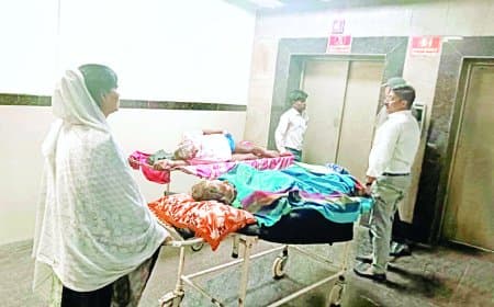 सुपर स्पेशलिटी में मरीजों को पेड सर्विस मिलती है लेकिन स्ट्रेचर का धक्का परिजन लगाते हैं