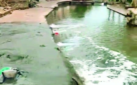 पहली बारिश में उफना सीवर, मंदाकिनी में मिला गंदा पानी सीधे