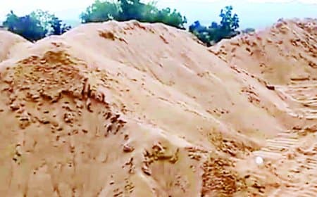 जियावन में रेत माफियाओं का दबदबा अवैध भंडारण और परिवहन पर उठे सवाल