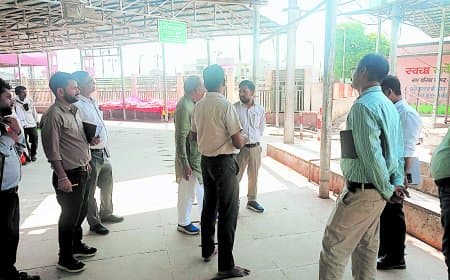कामदगिरी परिक्रमा मार्ग की गुणवत्ता पर सवाल, कलेक्टर नंगे पैर पहुंचे