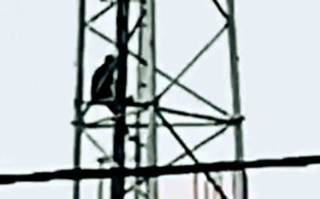 नाराज पत्नी को मनाने मोबाइल टावर पर चढ़ा युवक, घंटों चला ड्रामा