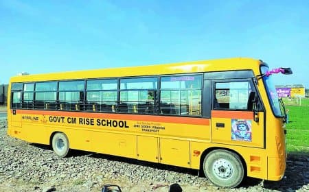 दो माह वेतन बकाया, हड़ताल से सांदीपनि स्कूल बगहा की बसें ठप, छात्र परेशान बेहद