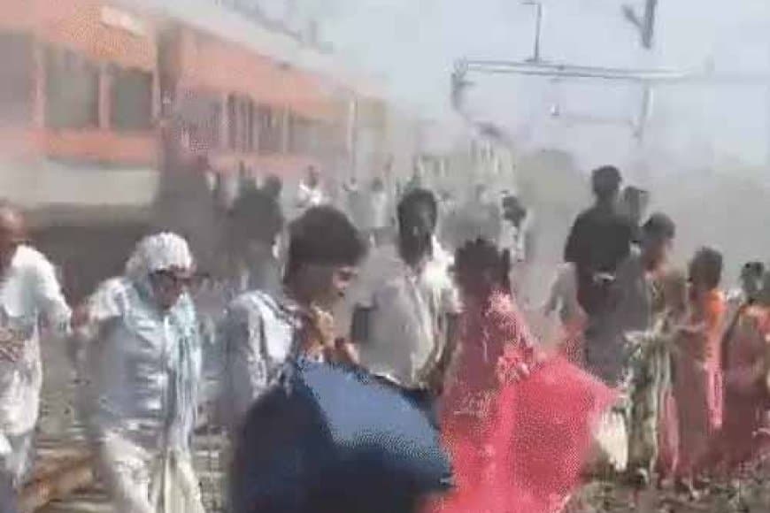  मध्यप्रदेश में हड़कंप: रतलाम में  इंदौर से जोधपुर जा रही रणथंभौर एक्सप्रेस से निकला धुआं