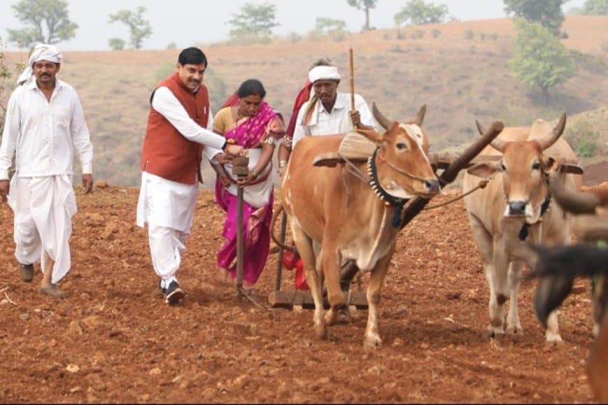 सीएम डॉ. मोहन यादव ने हल चलाया, योग किया और ग्रामीण विकास का दिया मंत्र