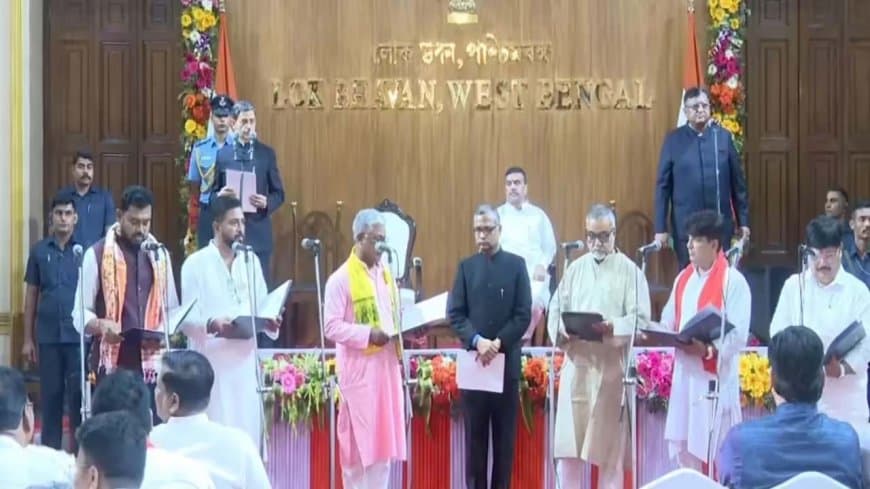 शुभेंदु कैबिनेट का अब बढ़ गया कुनबा... बंगाल भाजपा के 35 विधायकों ने ली मंत्रियों ने पद शपथ