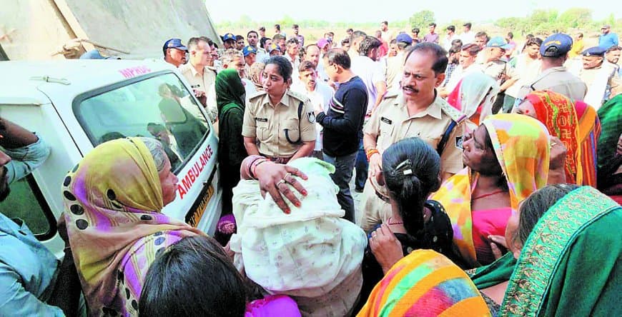 डंपर की चपेट में गार्ड की मौत, मुआवजे की मांग पर चक्काजाम