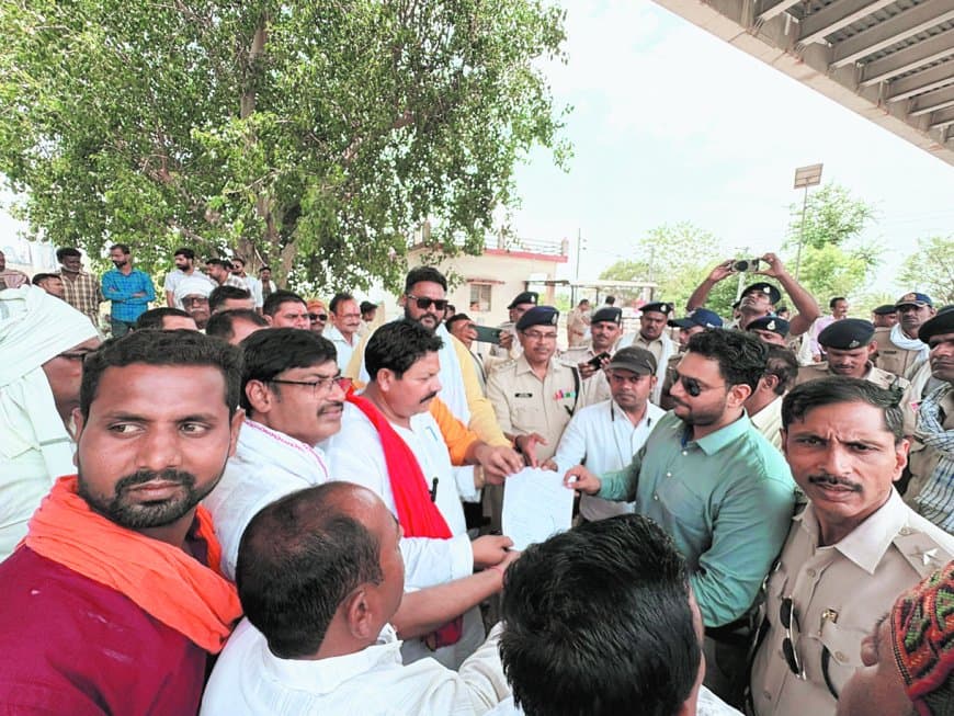 रेल रोको आंदोलन से झुका प्रशासन, ओवरब्रिज पूरा करने का आश्वासन
