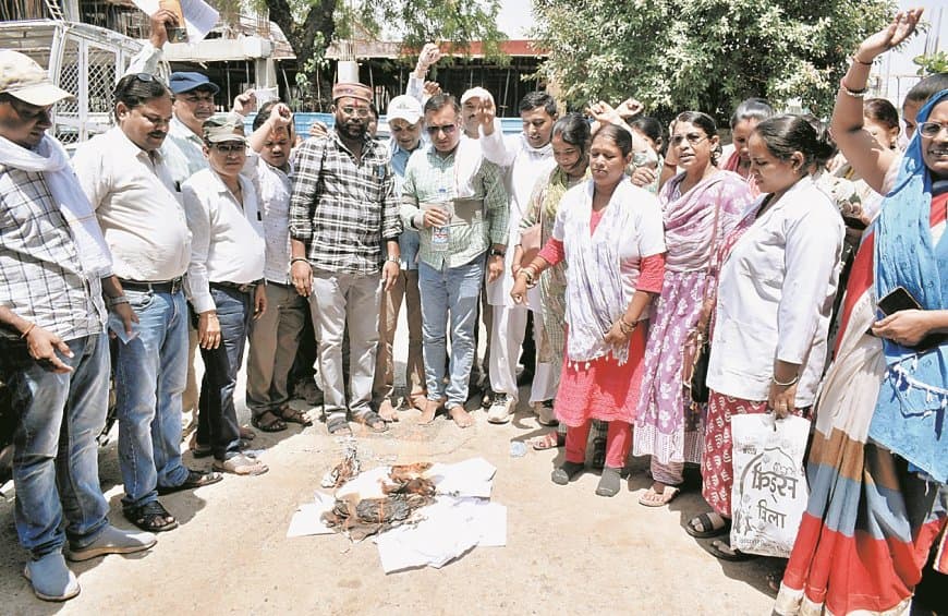 संविदा स्वास्थ्य कर्मियों की हड़ताल से ठप सेवाएं, मरीज हुए परेशान जिलेभर