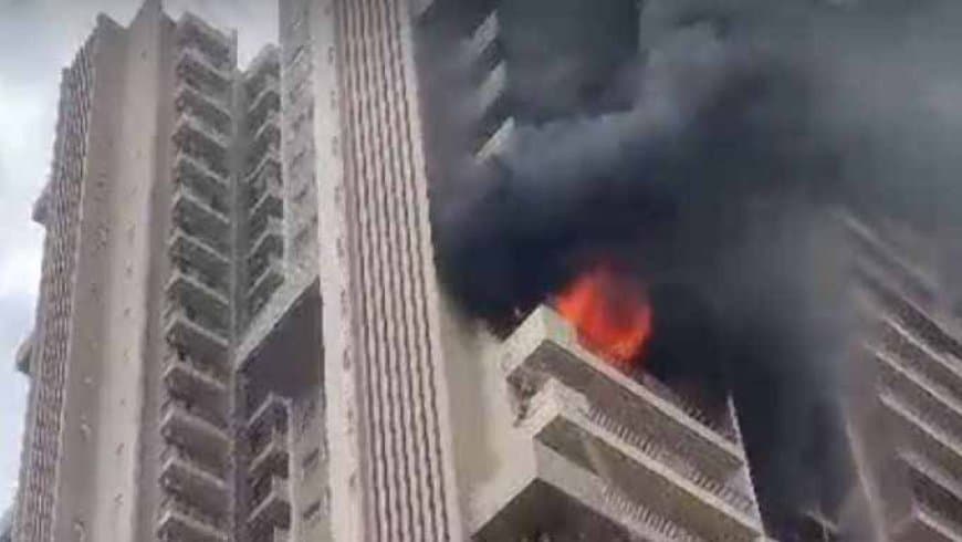 नोएडा में मचा हड़कंप: 28 मंजिला इमारत के 12वें फ्लोर पर धधकी आग... बुझाने में जुटे दमकलकर्मी