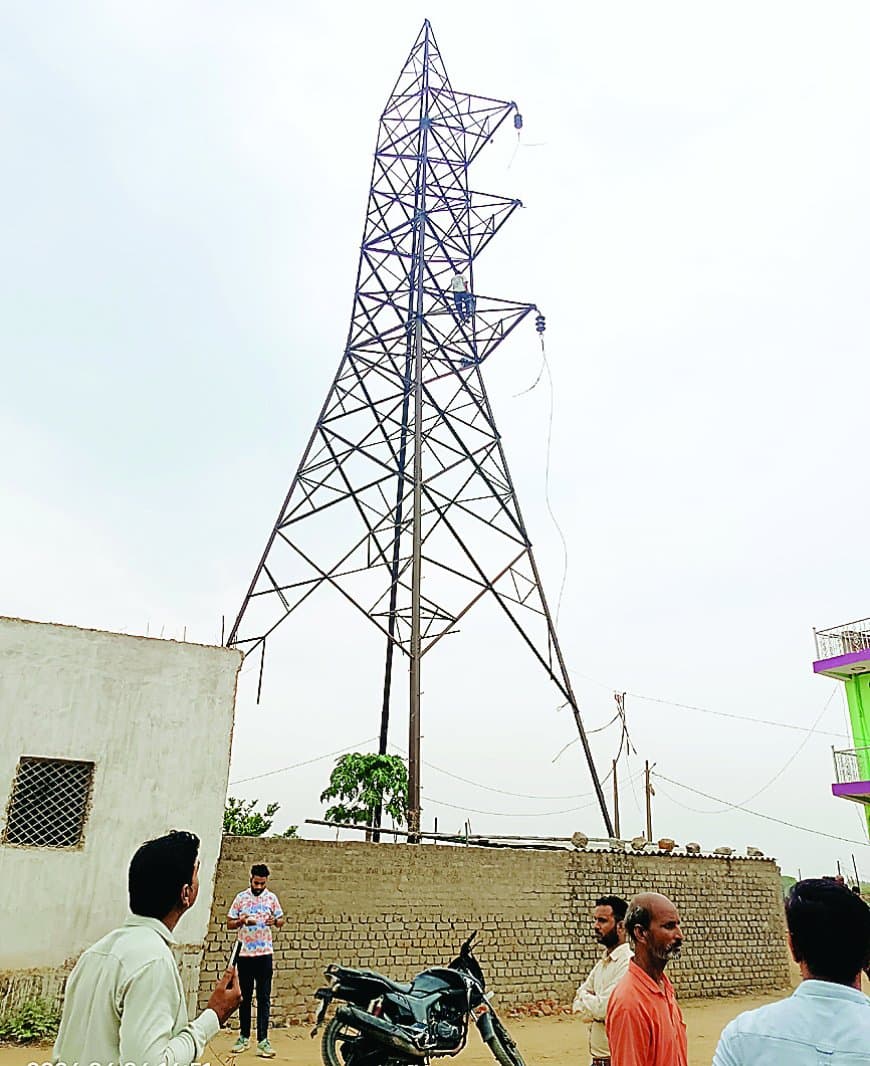 अतिक्रमण हटाने पहुंची टीम, विरोध में हाईटेंशन टावर पर चढ़ा युवक