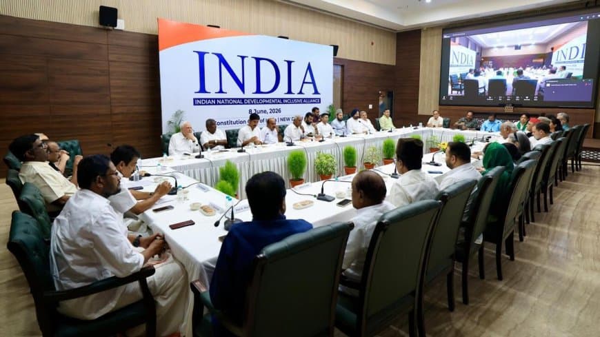विपक्षी गठबंधन की बैठक में जुटे 23 दल, AAP और DMK ने किया किनारा; राहुल विरोधी पोस्टर से मचा बवाल