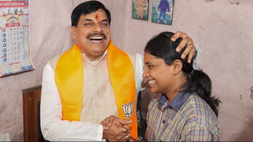 MP बोर्ड टॉपर चांदनी के घर पहुंचे CM मोहन यादव: पढ़ाई का पूरा खर्च उठाएगी सरकार, सेना में अफसर बनने का है सपना