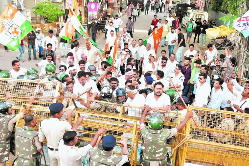 भाजपा कार्यालय घेराव में बवाल, वाटर कैनन से खदेड़े गए युवक कांग्रेस कार्यकर्ता