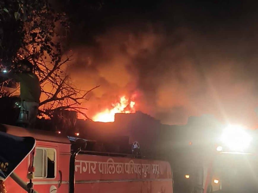 मध्यप्रदेश: गुना की पाइप फैक्टरी में लगी आग, दूर-दूर तक दिखा धुएं का गुबार... 75 लाख का सामान खाक