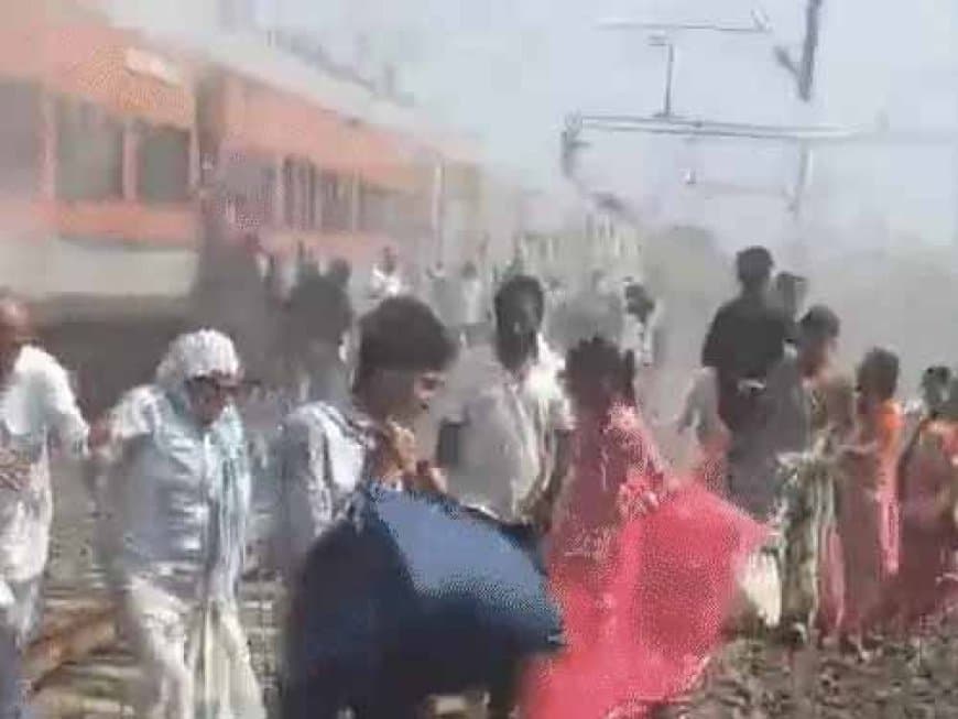  मध्यप्रदेश में हड़कंप: रतलाम में  इंदौर से जोधपुर जा रही रणथंभौर एक्सप्रेस से निकला धुआं