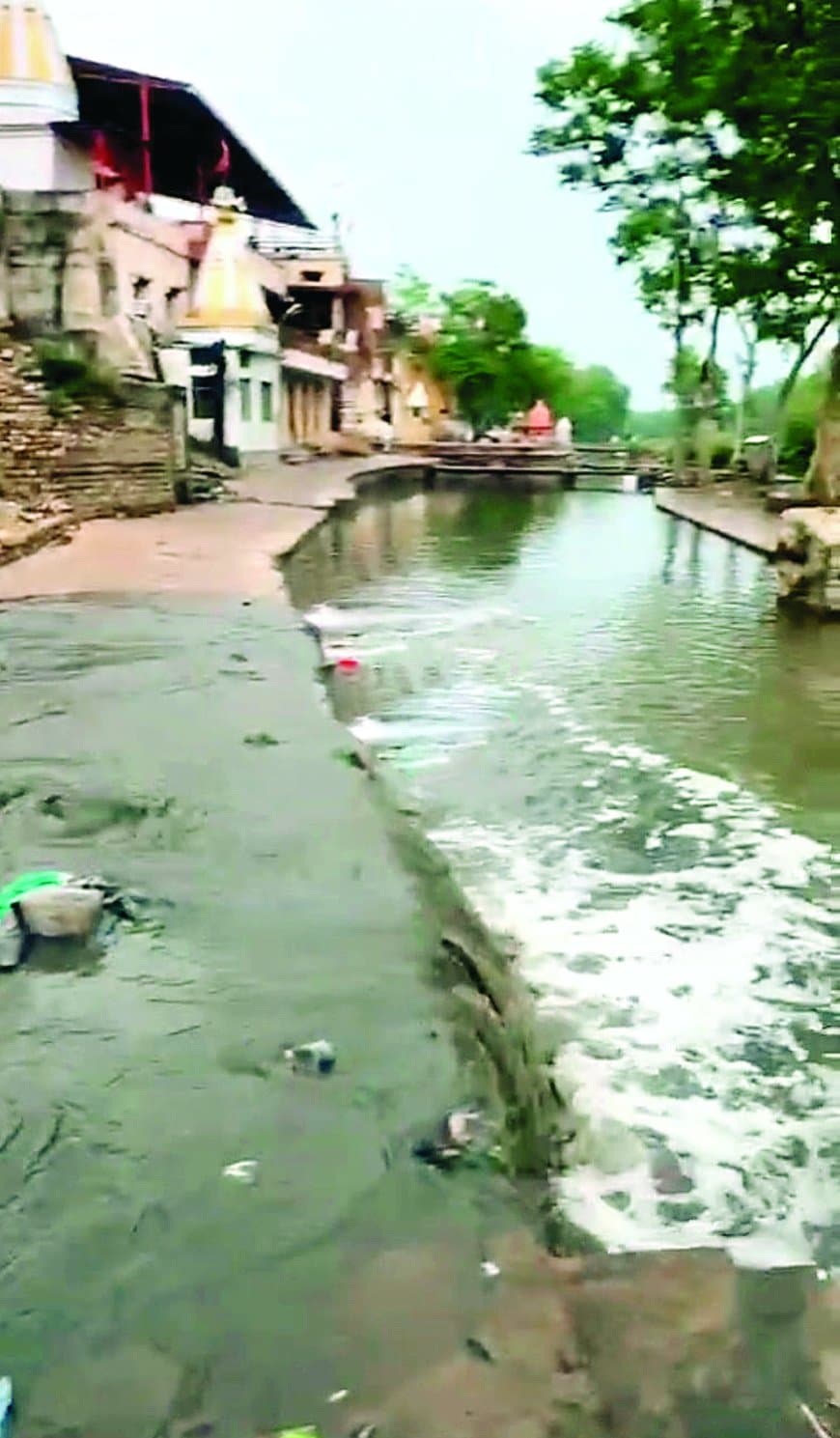 पहली बारिश में उफना सीवर, मंदाकिनी में मिला गंदा पानी सीधे
