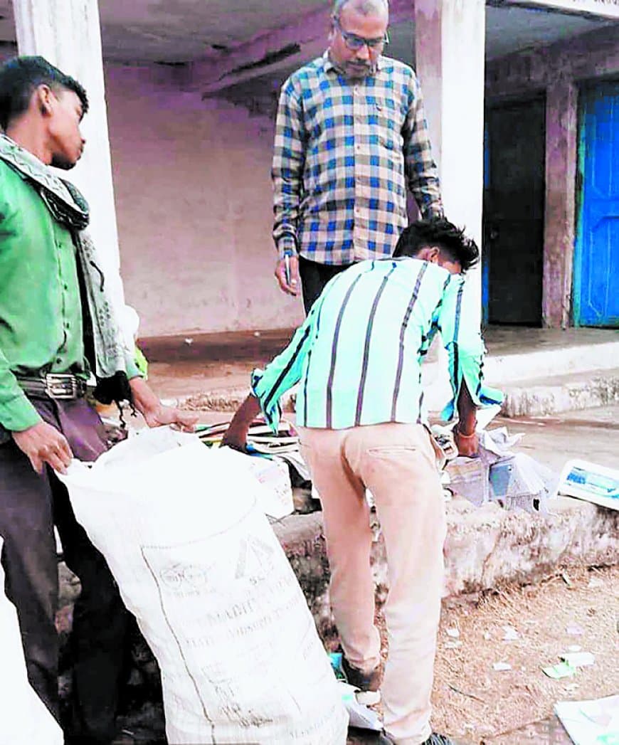 बच्चों की मुफ्त किताबें कबाड़ में बिकीं, स्कूल प्रबंधन पर गंभीर आरोप