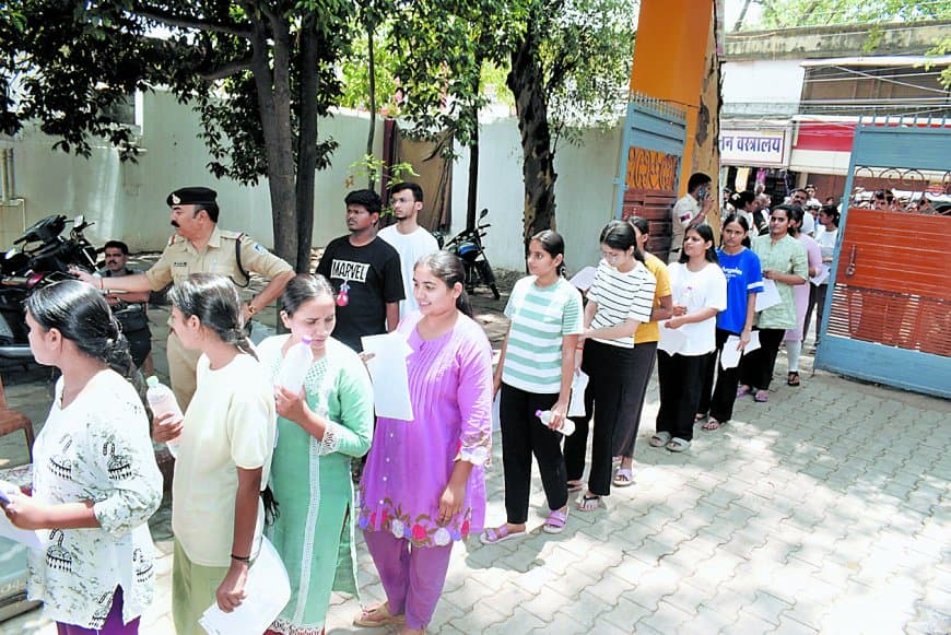 नीट री-एग्जाम में फिजिक्स ने बढ़ाई चुनौती, केंद्र अव्यवस्था से छात्र परेशान