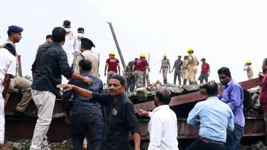 कोलकाता: तारातला में बड़ा हादसा: निर्माणाधीन गोदाम की छत ढही, मलबे में दबे कई मजदूर