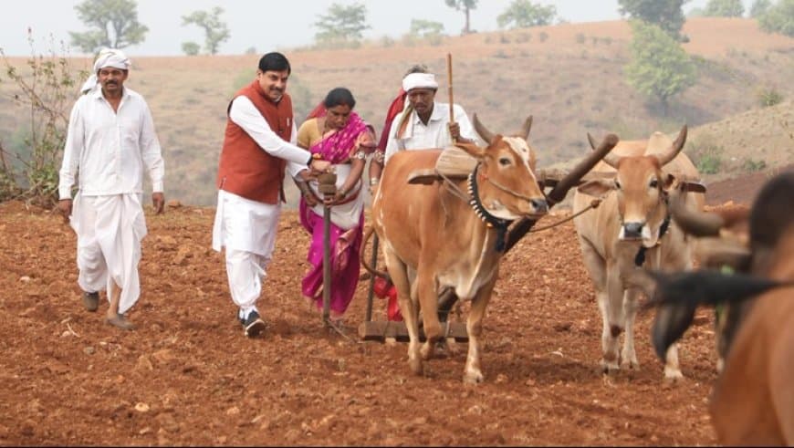 सीएम डॉ. मोहन यादव ने हल चलाया, योग किया और ग्रामीण विकास का दिया मंत्र