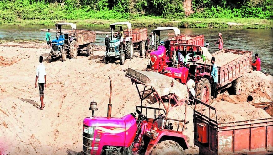 टमस नदी पर अवैध रेत उत्खनन से बढ़ा संकट, ग्रामीणों ने कार्रवाई की मांग उठाई जोरदार