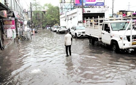 पहली झमाझम बारिश में डूबीं कॉलोनियां, जलनिकासी व्यवस्था पूरी तरह हुई फेल