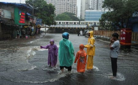 भारत: बारिश, भूस्खलन और दरकने लगे पहाड़... मुंबई पानी-पानी... हिमाचल में अब तक नौ लोगों की मौत