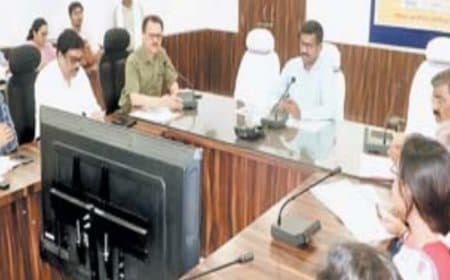 जिला स्वास्थ्य समिति बैठक में कलेक्टर सख्त, स्वास्थ्य सूचकांकों सुधार और जवाबदेही पर जोर