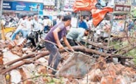पेड़ गिरने से एमएलबी स्कूल की दीवार ढही, तीन घायल, बड़ा हादसा टला शहर में