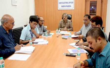 दतिया विधानसभा उपचुनाव: मुख्य निर्वाचन पदाधिकारी संजीव कुमार झा ने तैयारियों का लिया जायजा, दिए कड़े निर्देश