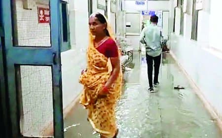 झमाझम बारिश से खुशहाल खेत, जिला अस्पताल जलमग्न, स्वास्थ्य व्यवस्था पर उठे गंभीर सवाल फिर