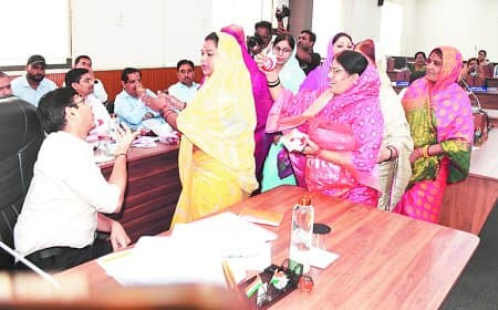 विशेष सम्मेलन में हंगामा, भाजपा का वॉकआउट, उप आयुक्त को भेंट कीं चूड़ियां, कार्यवाही स्थगित