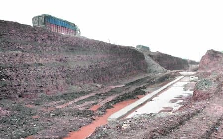 पहली बारिश में धंसी करोड़ों की सड़क, रतहरा-चोरहटा परियोजना पर उठे गंभीर गुणवत्ता सवाल लगातार