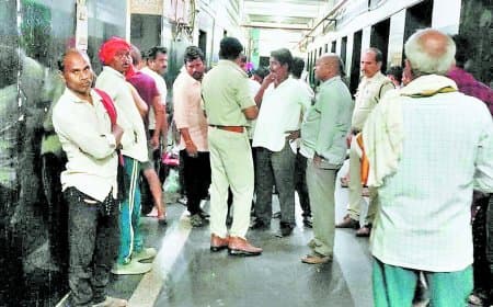 ऑक्सीजन और स्ट्रेचर के अभाव में गई जान, जिला अस्पताल की व्यवस्था फिर कठघरे में खड़ी