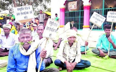 मुंह में चारा दबाकर आदिवासियों का प्रदर्शन, जमीन कब्जे के आरोपों से बढ़ा प्रशासनिक दबाव