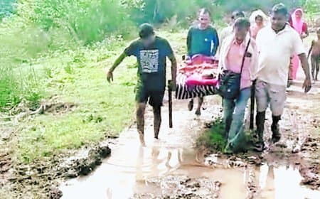 कीचड़ में खाट पर पहुंची मरीज, सड़क विवाद पर प्रशासन और ग्रामीण आमने-सामने फिर खड़े
