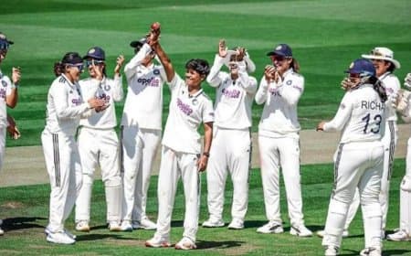 भारतीय महिला क्रिकेट टीम ने लॉर्ड्स में फहराया परचम