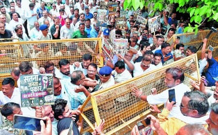 चौदह सूत्रीय मांगों पर व्यापारियों का निगम घेराव, बैरीकेड टूटे, प्रशासन संग तीखी बहस हुई