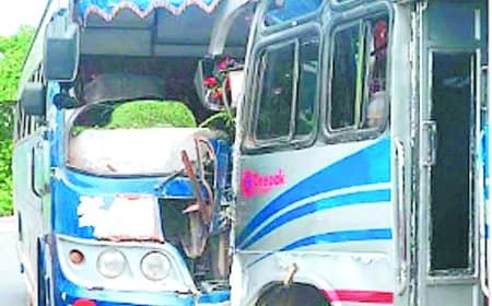छुहिया घाटी में दो बसों की भिड़ंत, कई घायल, टोल प्लाजा पर बाइक हादसा भी
