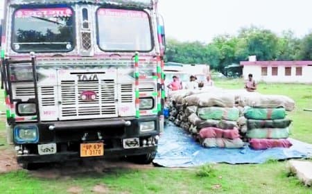 मक्का की बोरियों में छिपाकर ले जा रहे चार करोड़ का गांजा, दो तस्कर गिरफ्तार