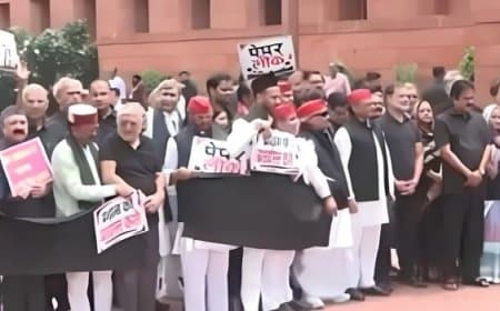 संसद का मानसून सत्र: विपक्ष का हंगामा, शिक्षा मंत्री के इस्तीफे की मांग और दोनों सदनों की कार्यवाही स्थगित